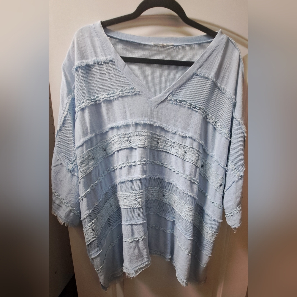 Oli & Hali Light Blue V-Neck Women's Top - Picture 3 of 5